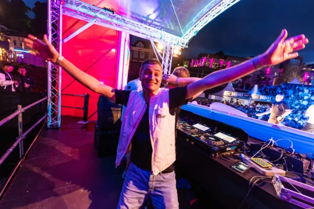 HANDJES🙌🏻De week is pas net begonnen, maar wij kunnen niet wachten tot het weer weekend is😅Welke party crash jij dit weekend?