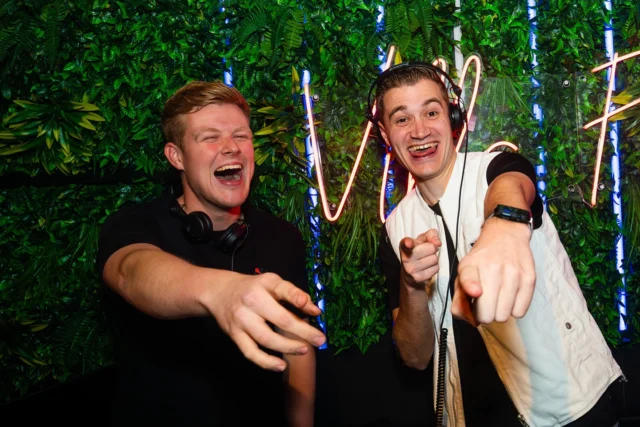 𝗭𝗘𝗜 𝗜𝗘𝗠𝗔𝗡𝗗 𝗙𝗘𝗘𝗦𝗧𝗝𝗘??Nou, dan krijg je er ook een.@villa.fiesta.ehv 𝘄𝗮𝘀 𝗴𝗲𝗲𝗻 𝗸𝗹𝗲𝗶𝗻 𝗯𝗼𝗿𝗿𝗲𝗹𝘁𝗷𝗲, 𝗱𝗶𝘁 𝘄𝗮𝘀 𝗯𝗮𝗸𝗸𝗲𝗻 𝗺𝗲𝘁 𝗵𝗲𝗲𝘁𝗲 𝗵𝗶𝘁𝘀 🔥