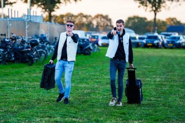 We kunnen weer bijna de wei in 🐐De (festival)zomer staat voor de deur, en dat betekent dat we weer los kunnen gaan!Waar gaan we elkaar tegen komen deze zomer? ☀️📚 @fresh.bookings 📸 @tom_ruis_media #partycrashers #festival #zomer