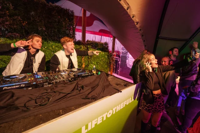 SAY CHEESE🧀 Of je nu een partycrasht of een foto bombt: zorg ervoor dat je geen enkel feest mist😉De agenda stroomt al weer lekker vol!📚: @fresh.bookings